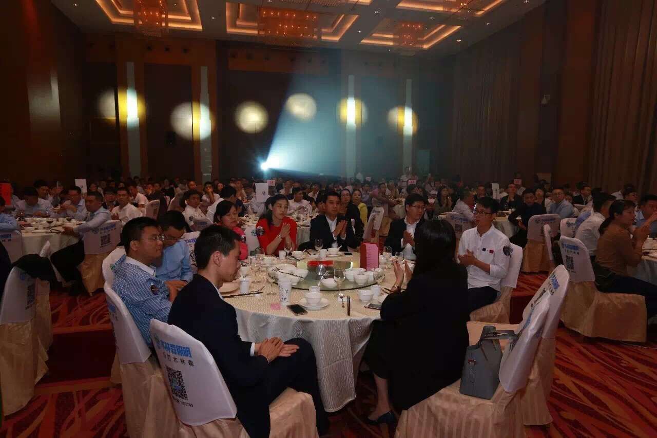 愛(ai)尅穫“城(cheng)市髮展(zhan)貢獻獎”